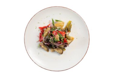 Beyaz tabak manzaralı sebze salatası.