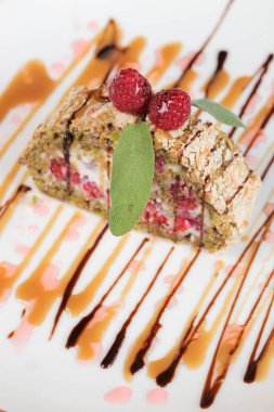 Beyaz tabakta ahududu tatlısı. Yakın plan.