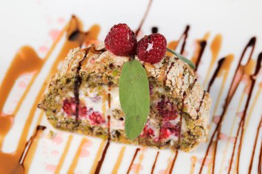 Beyaz tabakta ahududu tatlısı. Yakın plan.