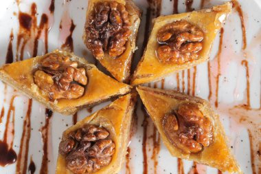 Yakın plan cevizli oryantal tatlılar.