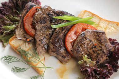 Tabakta kızartılmış et.