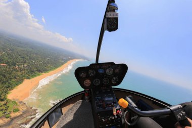 Helikopter kokpiti içeriden görünüyor.