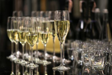 Masada bir kadeh şampanya.