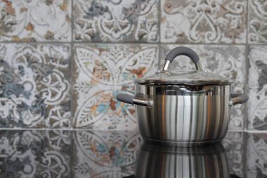 Seramik hob 'da tencere.