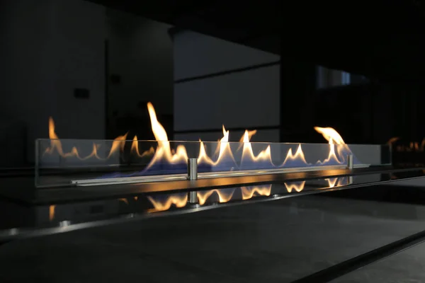 Evde şöminede ateş