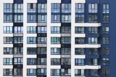 Yeni modern apartmanın pencereleri