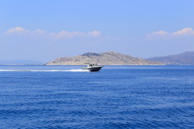 Motorlu tekne denizde ilerliyor.