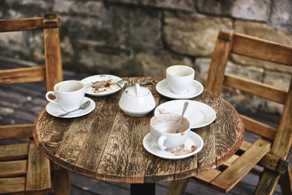 Грязная Посуда Столе Кафе — стоковое фото