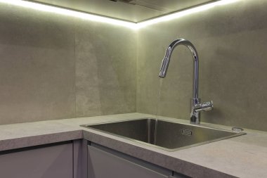 musluk ve lavabo mutfakta