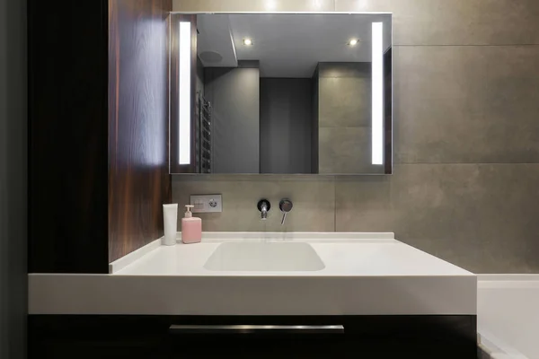 Umywalka z lustrem w łazience — Zdjęcie stockowe