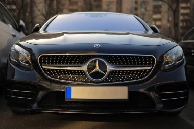 Kyiv, Ukrayna - 23 Mart 2020: Lüks Mercedes-Benz sınıfı coupe