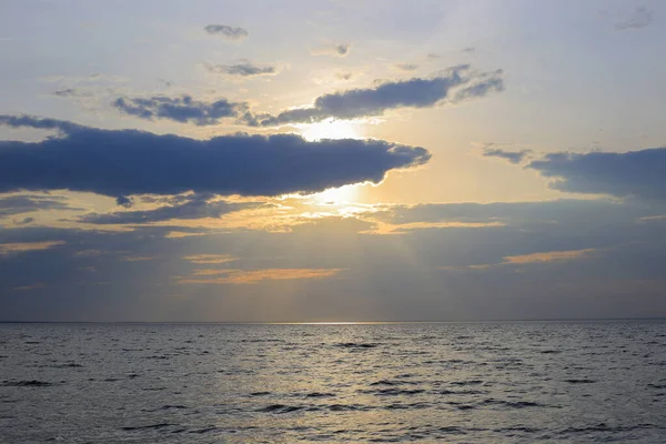 海の上の曇りの天気で日没 — ストック写真