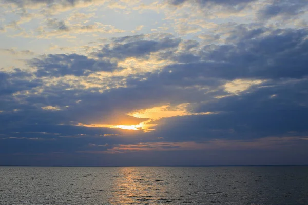 海の上の曇りの天気で日没 — ストック写真