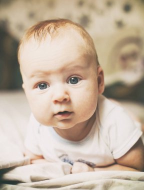  yatakta yatarken gülen bebek