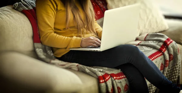 Frau arbeitet am Laptop — Stockfoto