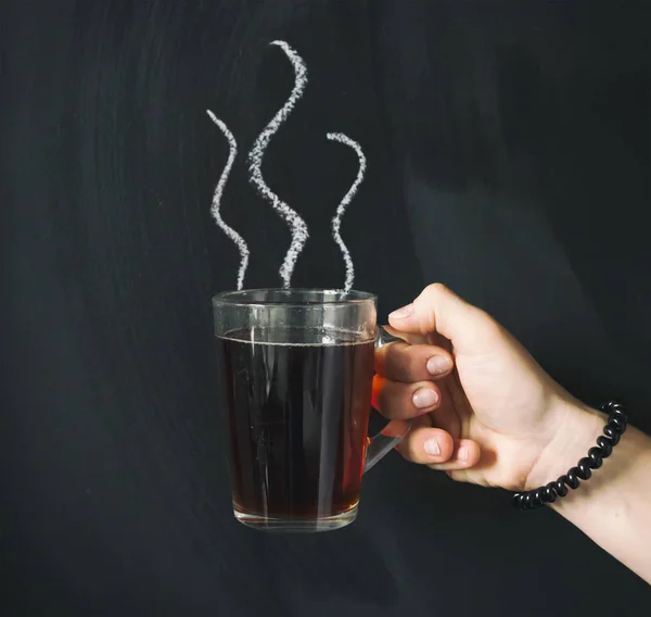 La main de la femme garde une tasse de thé — Photo