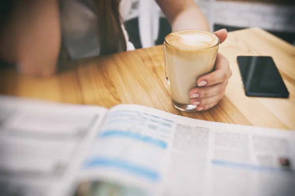 Femme relaxante avec une tasse de café — Photo