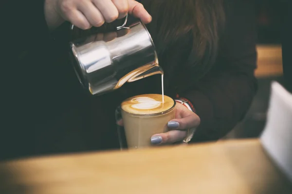 女性は、カフェラテ アート — ストック写真