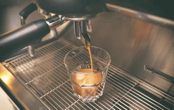 Kaffeemaschine macht Kaffee — Stockfoto