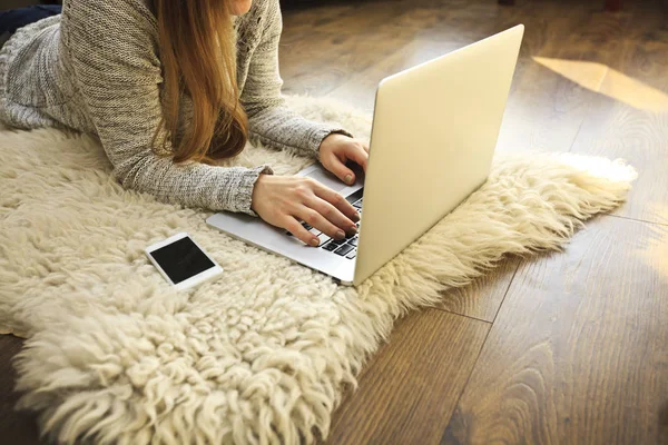 Frau arbeitet am Laptop — Stockfoto