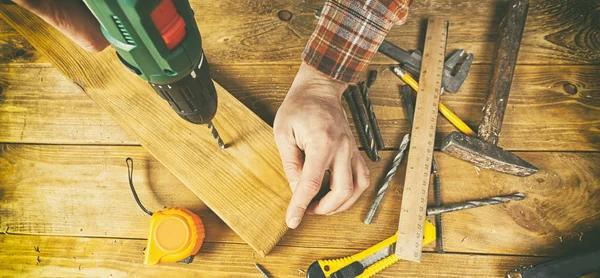 Carpintero trabaja con madera — Foto de Stock