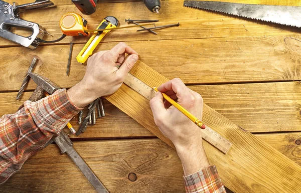 Carpintero trabaja con madera — Foto de Stock