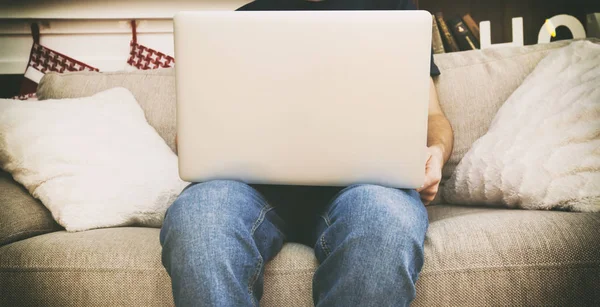 Człowiek pracuje na laptopie — Zdjęcie stockowe
