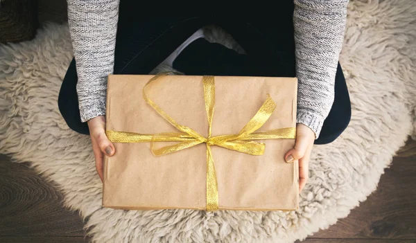 Mujer está desempacando el presente —  Fotos de Stock