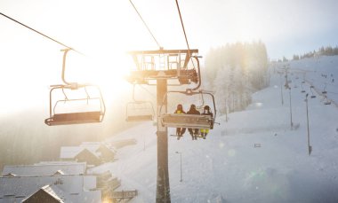 Teleferik üzerinde üç kişi kaldırma 