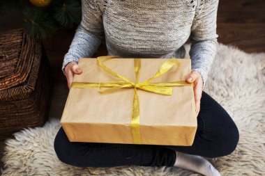  genç kadın mevcut açma 