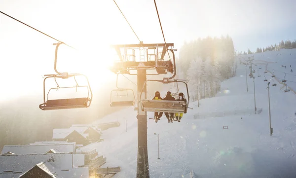 3 人はスキー場のリフトで持ち上げています。 — ストック写真