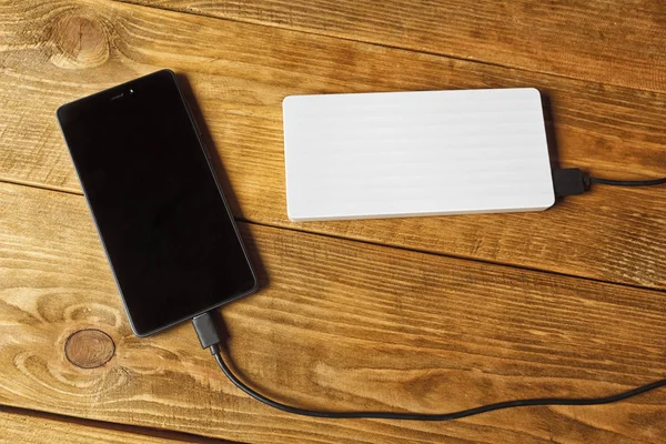 Powerbank und Smartphone — Stockfoto