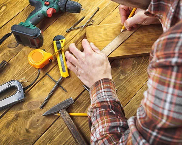 Tischler arbeitet mit Holz — Stockfoto