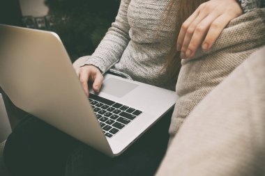 laptop çalışan kadın