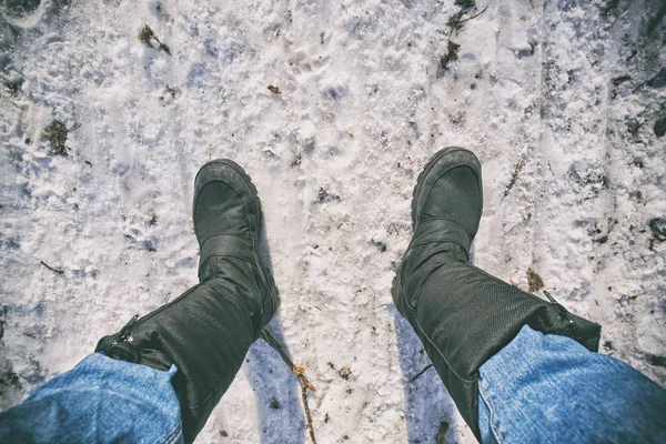 Botas modernas en la nieve — Foto de Stock