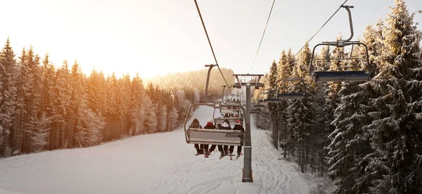 Mensen zijn opheffing op ski-lift — Stockfoto