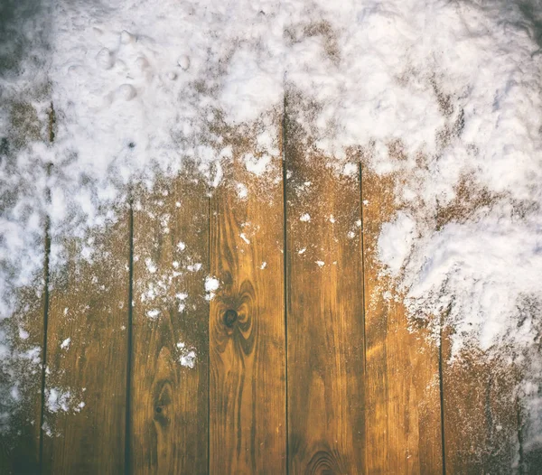 Biurko drewniane pokryte śniegiem — Zdjęcie stockowe