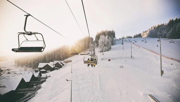 Les gens se soulèvent sur le téléski — Photo