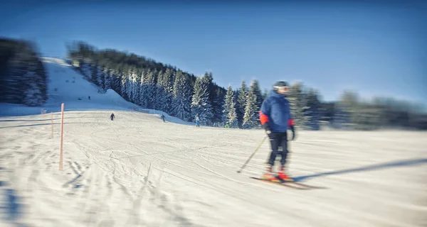 Люди катаються на лижах у горах — стокове фото