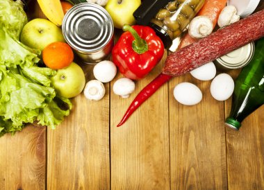 Ahşap masa üstünde ürün kümesi