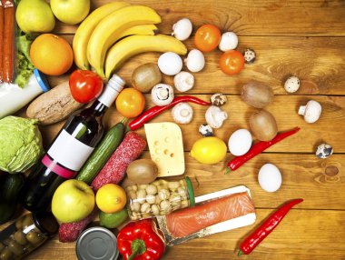 Ahşap masa üstünde ürün kümesi