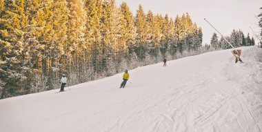 İnsanlar dağlarda kayak yapıyor.