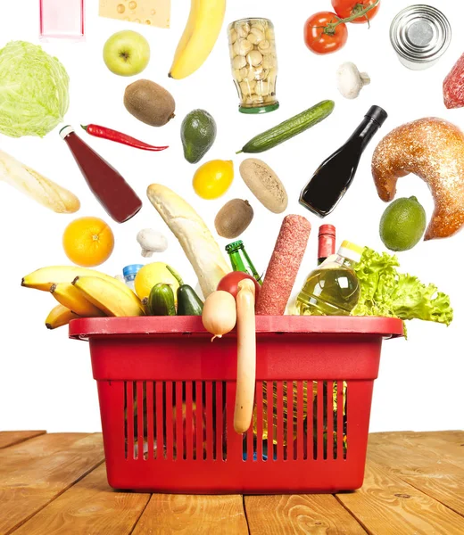 Produtos alimentares num cesto de compras — Fotografia de Stock