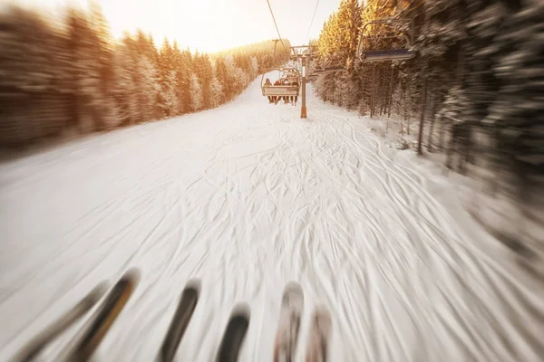 スキー場のリフトで持ち上げている人 — ストック写真