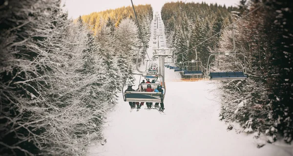Люди піднімаються на лижах — стокове фото