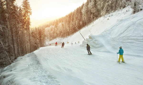Pessoas esquiando nas montanhas — Fotografia de Stock
