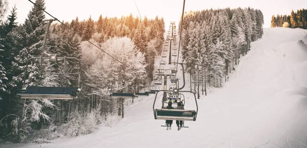 İnsanlar üzerinde teleferik kaldırma — Stok fotoğraf