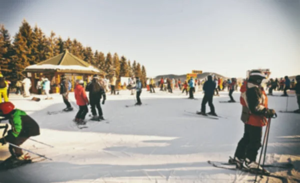 Лижники і сноубордисти в горах — стокове фото