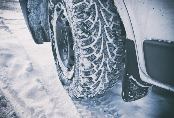 Pneu de carro coberto de neve — Fotografia de Stock