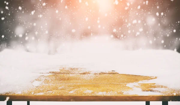 Houten bureau vallende sneeuw — Stockfoto